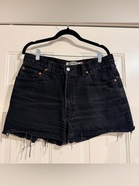Levi relaxed fit 550 black denim cut off shorts size 34